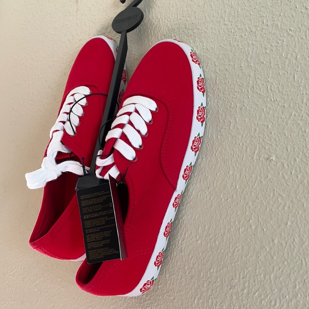 NWT🌹 low tennis shoes w/roses lining the bottom